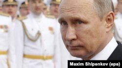 Владимир Путин на параде в Петербурге 