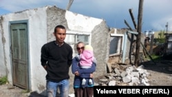 Семья Сыздыковых возле своего разрушенного паводками дома. Нура, 17 мая 2015 года.