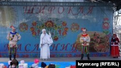Зі сцени виступали дитячі танцювальні та пісенні колективи, а також аніматори.