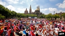 882 две пары танцоров под музыку мариячи устанавливают мировой рекорд в Гвадалахаре. Лето 2019 года