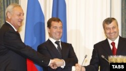 Многие эксперты уверены, что Дмитрий Медведев совершил ошибку, поторопившись признать независимость двух новых кавказских стран, но это решение не отыграть назад