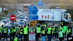 Demonstranți francezi blocînd intrarea pe autostradă la Bayonne, în sud-vestul Franței, 17 noiembrie 2018