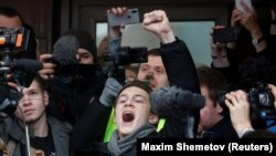 Егор Жуков после заседания суда, приговорившего его к условному сроку по делу о призывах к экстремизму