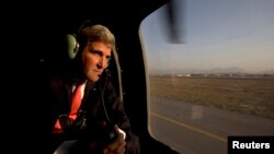 John Kerry në helikopter pasi kishte arritur për vizitë të paparalajmëruar në Afganistan