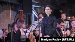 Оксана Линів під час концерту у Львові, 6 грудня 2016 року