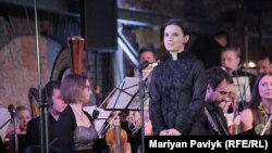 Оксана Линів під час концерту у Львові, 6 грудня 2016 року