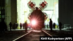Транспортировка транспортного пилотируемого корабля «Союз МС-07» к площадке запуска. 15 декабря 2017 года.
