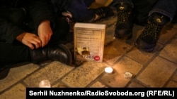 Чтение запрещенной книги при свечах в день вынесения решения. Киев, 20 октября