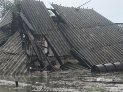 Разрушившийся под натиском воды дом в Оргебасе. 3 мая 2020 года.
