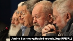 Під час національного круглого столу ініціативи «Першого грудня» у 2012 році: Любомир Гузар, Євген Сверстюк, Іван Дзюба, В’ячеслав Брюховецький, Вадим Скуратівський (зліва направо)