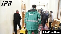 В грузинский парламент приехала скорая помощь