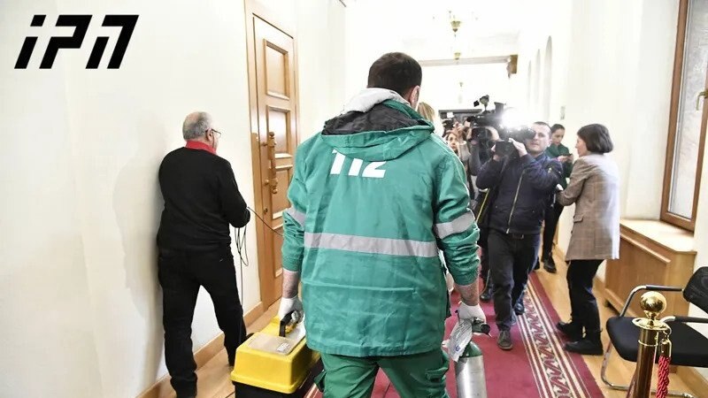 В парламенте Грузии разлили неизвестную жидкость