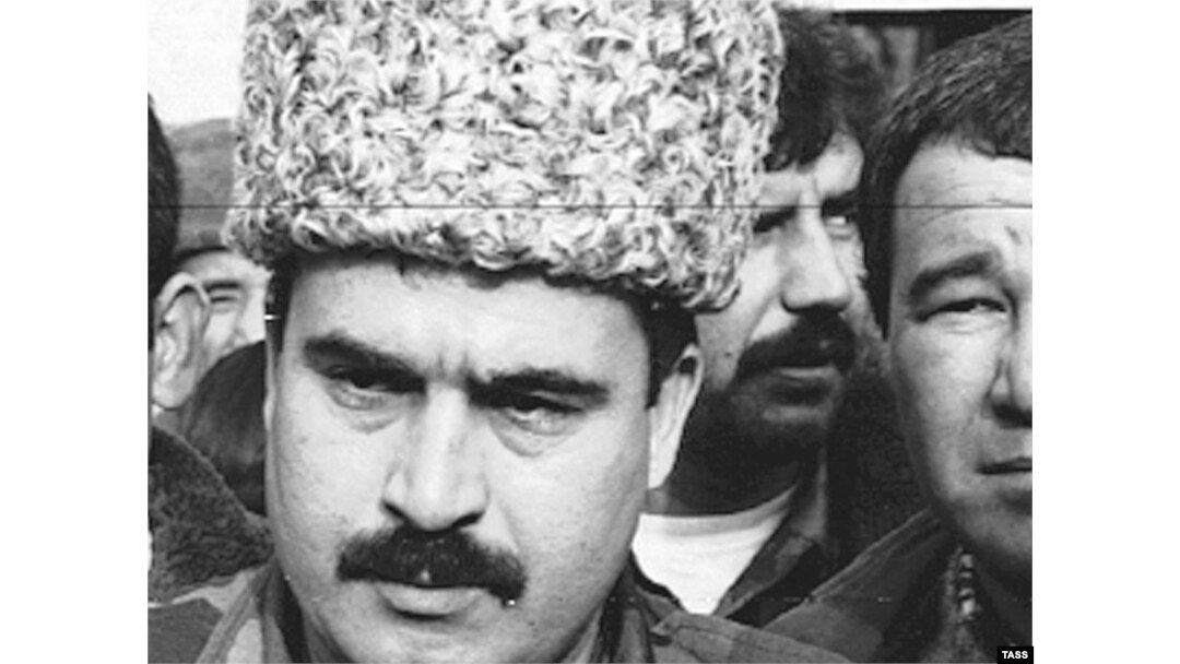 Porno jinsiy qizil sochli ayol uchlik U bir mushukdan ikkinchisining ogziga kirdi