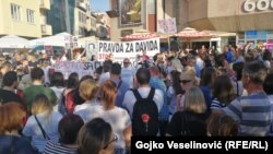 Građani okupljeni na trgu Krajine u Banjaluci odakle su zatražili pravdu i istinu za sve nerasvjetljene i zataškane slučajeve ubistava u BiH