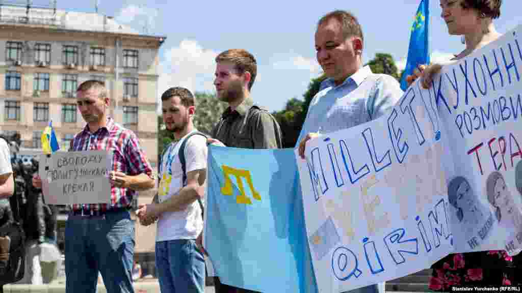 На Майдані Незалежності в Києві провели акцію на підтримку чотирнадцяти кримських мусульман, які перебувають під слідством у анексованому Криму і Росії, 26 червня 2016 року