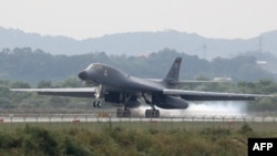 Bombarduesi amerikan B-1B në bazën ajrore në Pyeongtaek