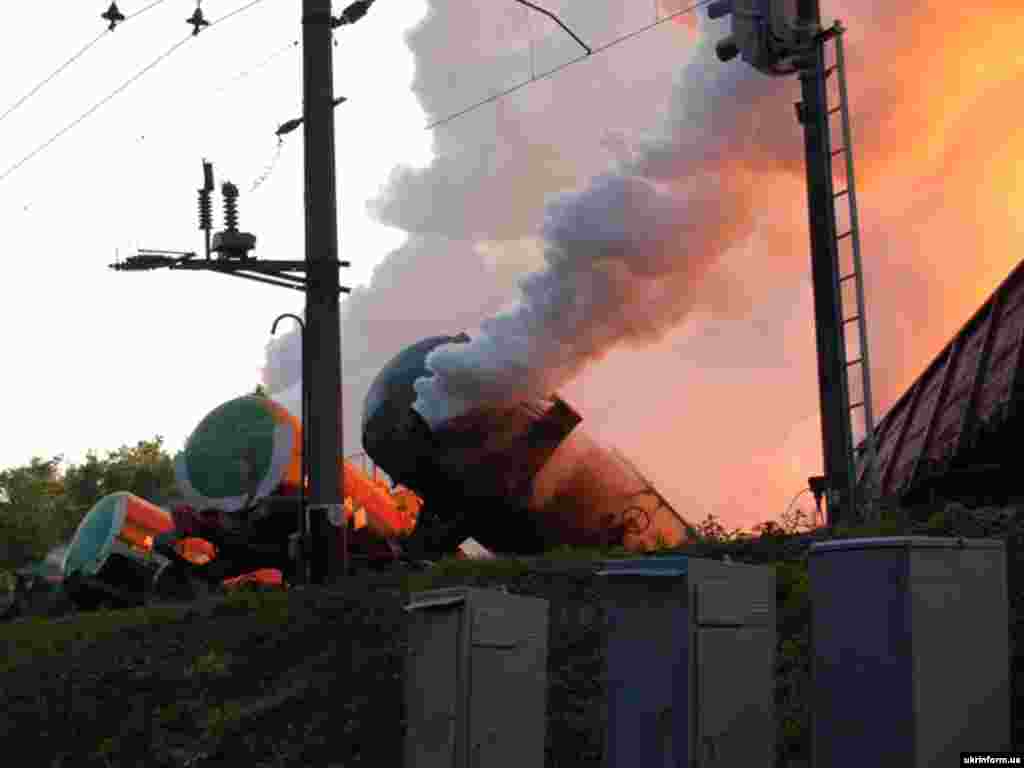 Ukraine - A freight train carrying yellow phosphorus in fire after it derailed in western Ukraine, 16Jul2007 - 16 липня 2007 Поїзд, завантажений жовтим фосфором, зійшов з рейок і загорівся (Львівська область). Приблизно 100 осіб потрапило до лікарні, навколишня природа зазнала контамінації