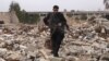 Սիրիա -- Սիրիական ազատ բանակի զինյալը հողին հավասարեցված բնակավայրում, 17-ը դեկտեմբերի, 2012թ․