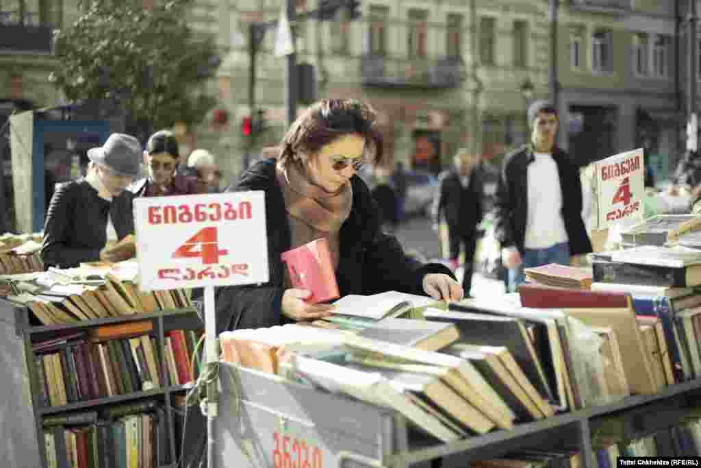 Browsing a secondhand book stall in central Tbilisi. Photo by&nbsp;Indigo Fleur.&nbsp;