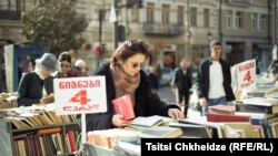 Tbilisinin mərkəzində ikinci əl kitab yarmarkasını gəzərkən. Foto Indigo Fleur-undur