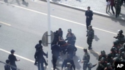 Сотрудники служб безопасности Китая задерживают участников протеста. Шилин-Хот, 23 мая 2011 года.