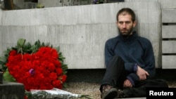 Чоловік сидить біля пам'ятника грузинам, убитим військами радянської армії під час мітингу на знак протесту проти окупації Грузії в 1921 році радянською Червоною армією, яка встановила більшовицький режим в країні, в день її річниці в Тбілісі, 25 лютого 2013 року