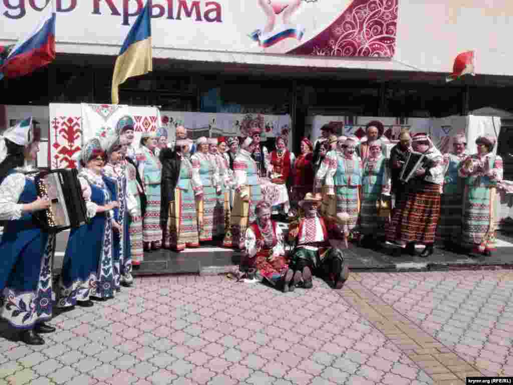 В Симферополе на площади Ленина отмечают&nbsp;&laquo;День возрождения реабилитированных народов&raquo;, 21 апреля 2015 года