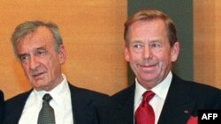 Елі Візель (л), американський письменник, лауреат Нобелівської премії миру, і президент Чехії Вацлав Гавел, Париж, 2001 рік