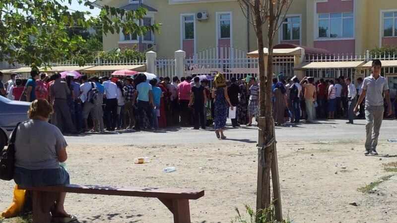 'Ilat sanynyň azalmagy häkimiýetleri alada goýýar'. Goşa raýatlygy bolanlaryň kynçylygy dowam edýär