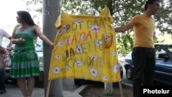 Акция протеста перед посольством России в Ереване в поддержку гражданина Армении Грачья Арутюняна, которого привели в российский суд в унизительном виде - в женском халате, Ереван, 16 июля 2013 г. 