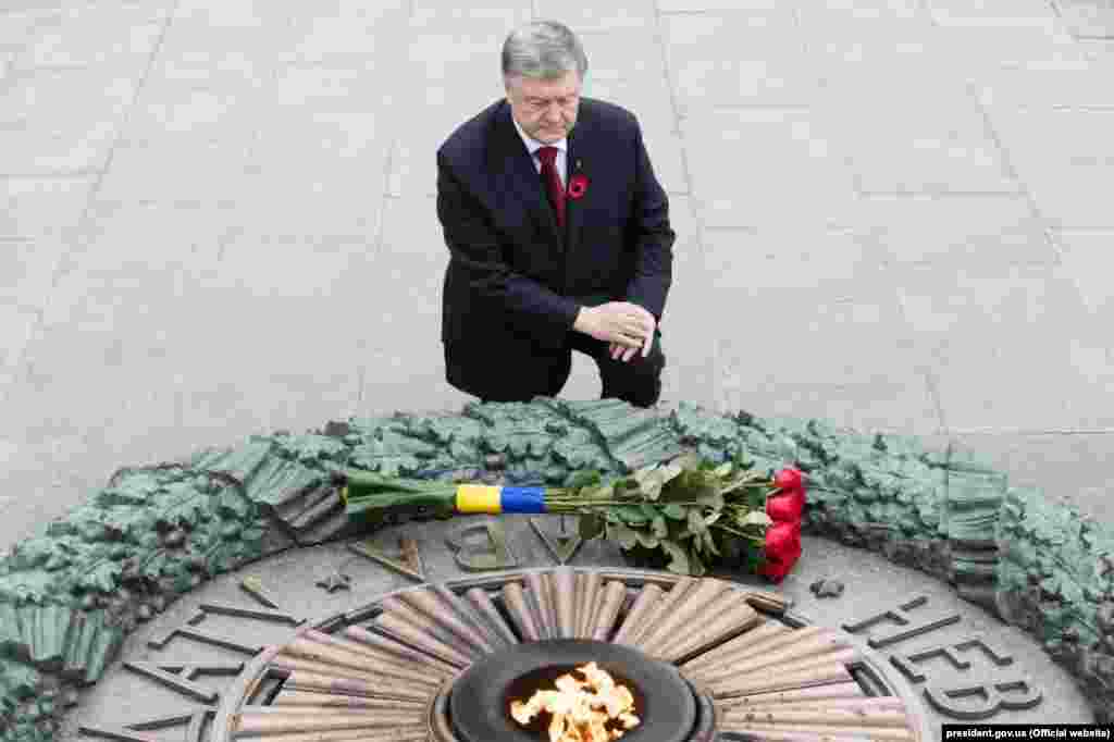 Президент України схилив голову і став на коліно перед меморіалом Вічної слави. Далі мовчання. Жодних слів нині президент на Алеї слави не сказав, адже говорив напередодні.