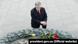 Петр Порошенко на могиле неизвестного солдата в Киеве, 9 мая 2019 года