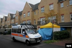 Експерти з радіаційної безпеки обстежують будинок Олександра Литвиненка в Лондоні. 24 листопада 2006 року