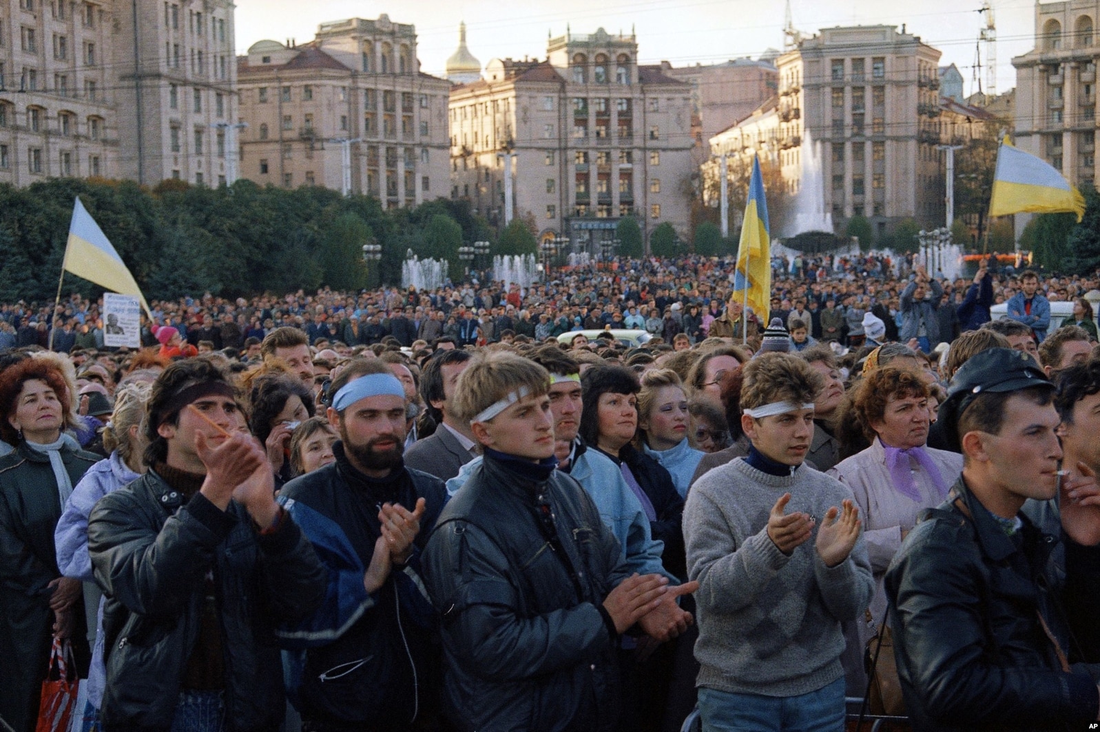 Protesters rally in Kyiv with then-banned Ukrainian flags flying.