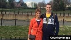 Mehraneh s verenikom Brajanom Svonkom ispred Bele kuće u Vašingtonu.