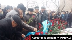 Параллельные церемонии возложения цветов в Алматы