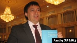 Казан галиме Олег Хисамов Удмуртия татарларына багышланган китап белән