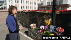 Юлия Разина на акции памяти у Госсовета Удмуртии