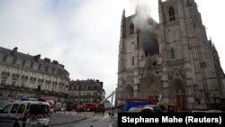 Француски пожарникари го гасат пожарот во катедралата Св. Петар и Св. Павле во Нант. 