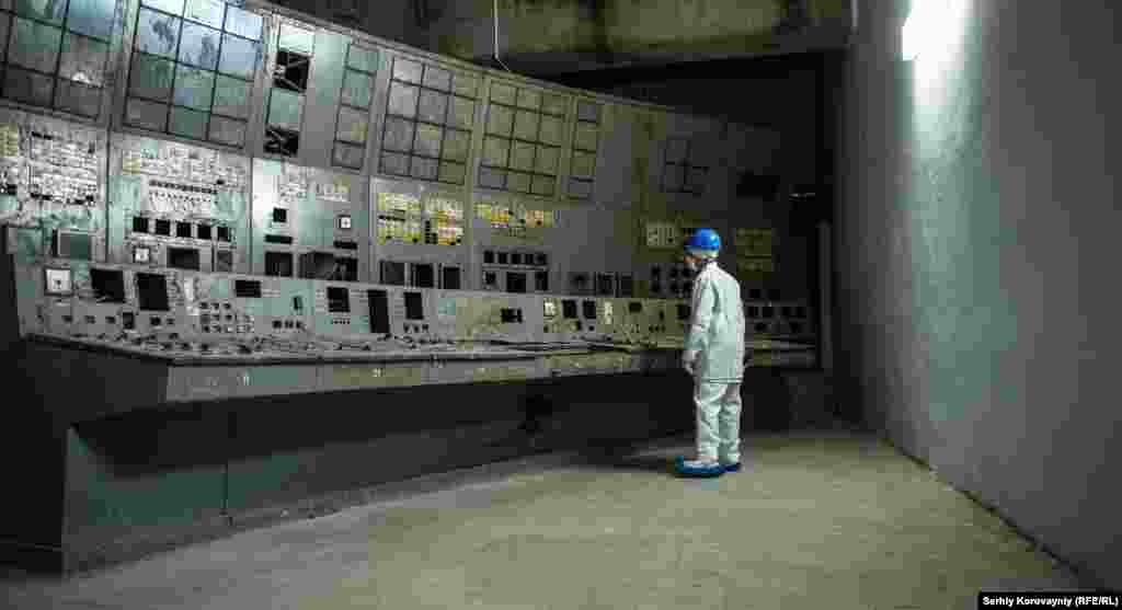 У залі кіраваньня 4-га рэактара Чарнобыльскай АЭС, 7 лістапада 2016 году (RFE/RL, Serhiy Korovayniy)