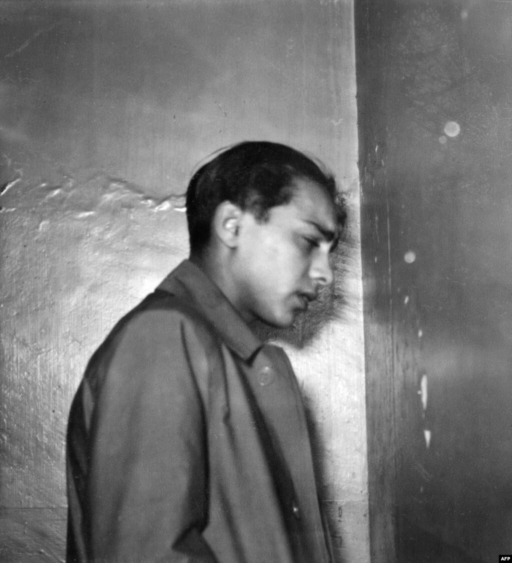 Гершель Грыншпана ведут в суд в Париже, 2 декабря 1938. Грыншпан, 16-летний польский еврей, живший в Париже, 7 ноября 1938 года застрелил Эрнста фон Рата, немецкого дипломата в немецком посольстве во Франции. Он сделал это после того, как услышал, что нацистские власти депортировали его родителей, брата и сестру в Польшу. Министр пропаганды Йозеф Геббельс приказал, чтобы новость об убийстве прошла на первых страницах всех немецких газет. Убийство было использовано как повод для начала массовых погромов немецких еврейских общин