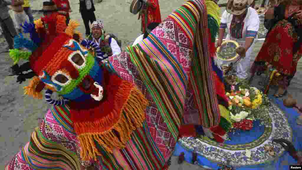 Peru - Ritualnim plesom protiv smaka svijeta, Lima, 20. decembar 2012. Foto: REUTERS / Mariana Bazo 