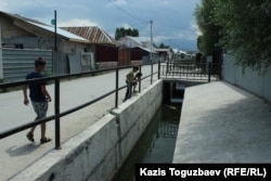 Построенный после Шаныракских событий канал, предотвращающий образование весенних и ливневых паводков в микрорайоне Шанырак. Алматы, 29 июня 2018 года.