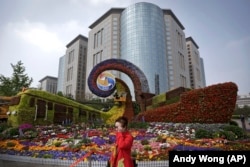 Пекин, украшенный композициями живых цветов, символизирующими "Поезд и корабль", в дни форума. 25 апреля