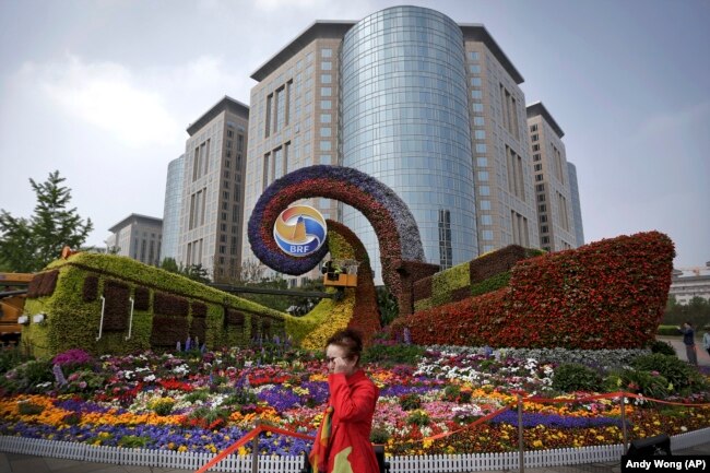 Пекин, украшенный композициями живых цветов, символизирующими "Поезд и корабль", в дни форума. 25 апреля