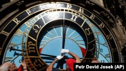Praqada məşhur astronomik saatda təmir işləri