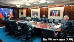 Президент США Джозеф Байден (п) разом із членами своєї адміністрації веде переговори з російським лідером Володимиром Путіним, Вашингтон, 7 грудня 2021 року