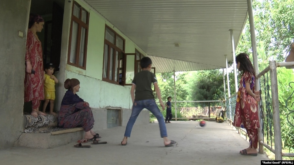 Падару модар масъули "манфиатҳои миллӣ” низ шуданд