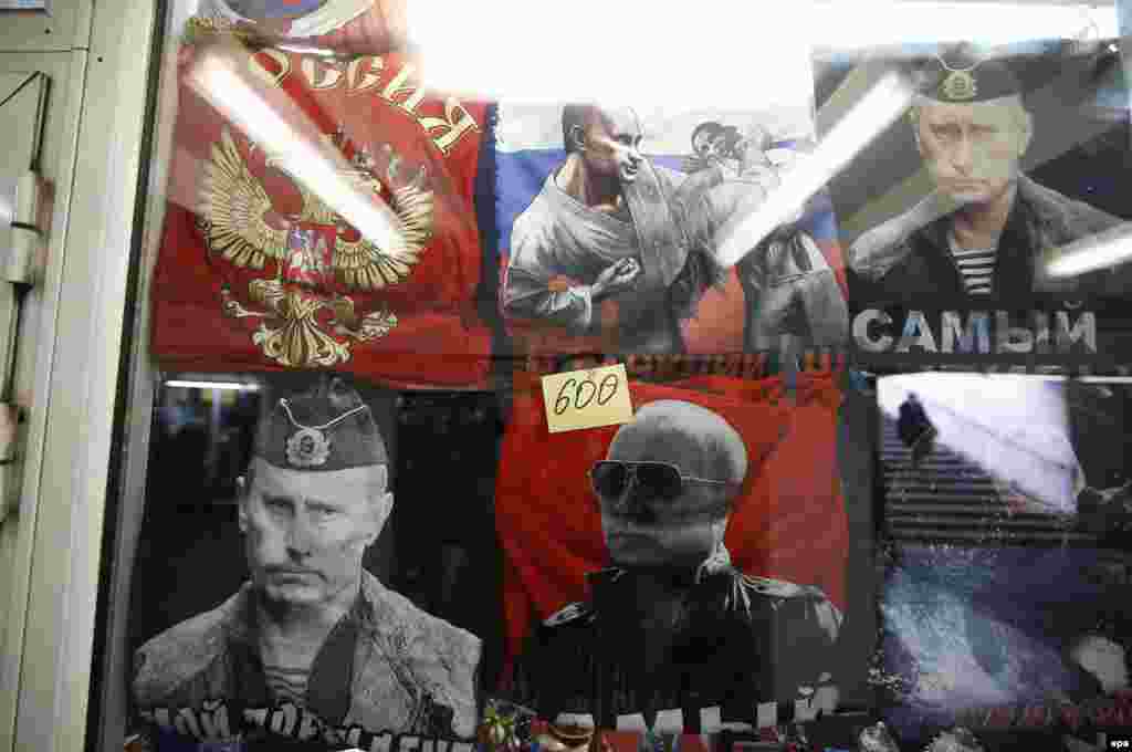 Тем временем в подземном переходе в Москве можно купить футболки с изображением президента Путина&nbsp; - в военной форме, а также побеждающего в единоборстве президента США Обаму.