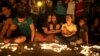 Поминальные свечи вблизи того места в Гуш Этцион, где были найдены тела израильских подростков